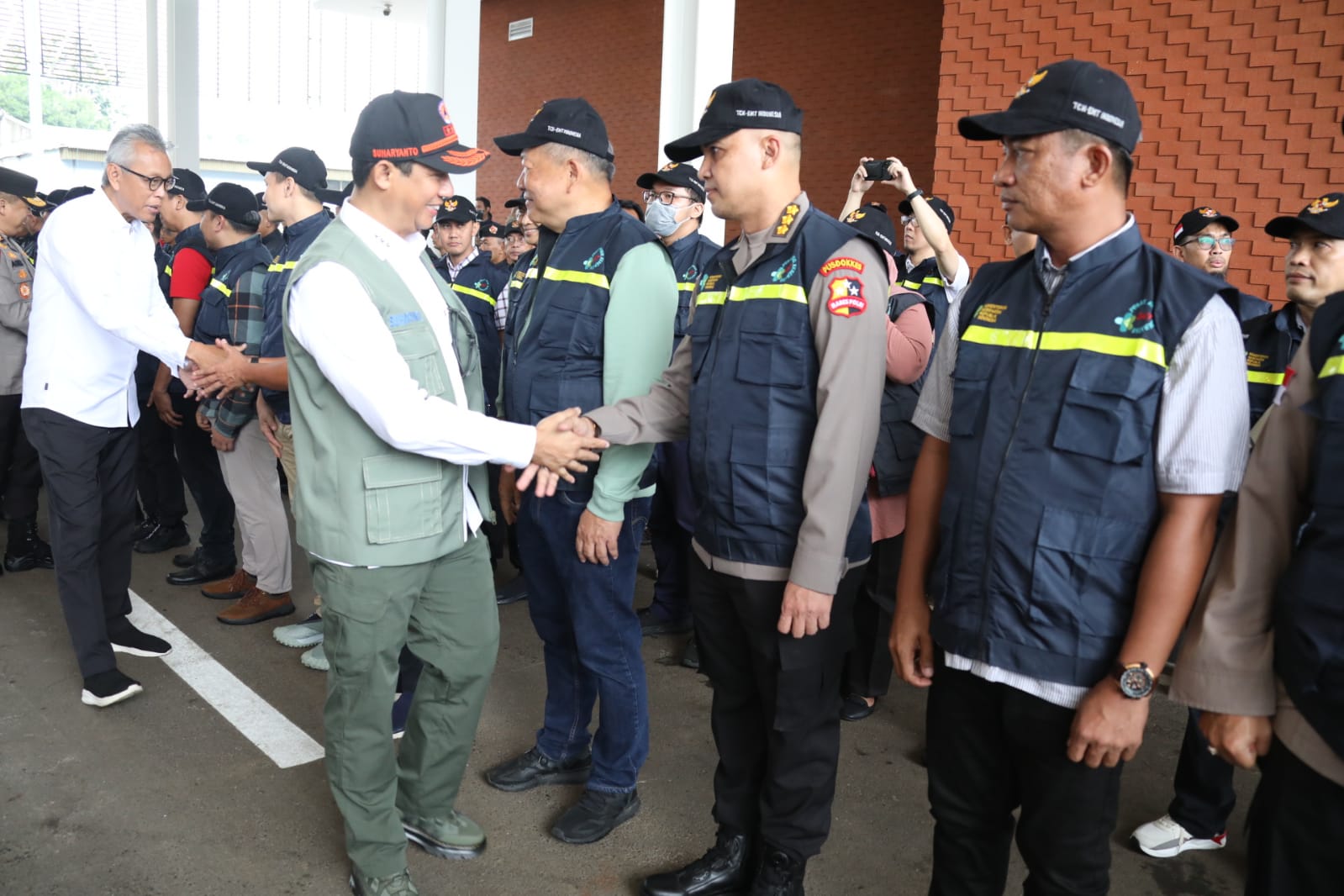 Kepala BNPB Letjen TNI Suharyanto berbincang dengan perwakilan Tim Kemanusiaan Indonesia saat apel pelepasan di Lanud Halim Perdanana Kusuma, Jakarta, Sabtu (11/2).